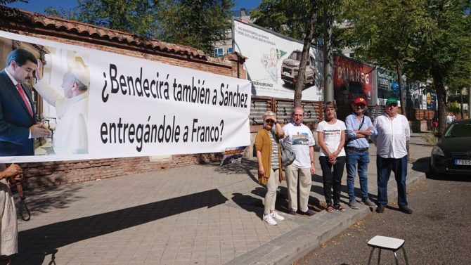Apenas 15 personas en la protesta de Movimiento por España este viernes ante la sede del Nuncio Apostólico