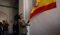 Padilla descubriendo una placa en la plaza de toros de Melilla.