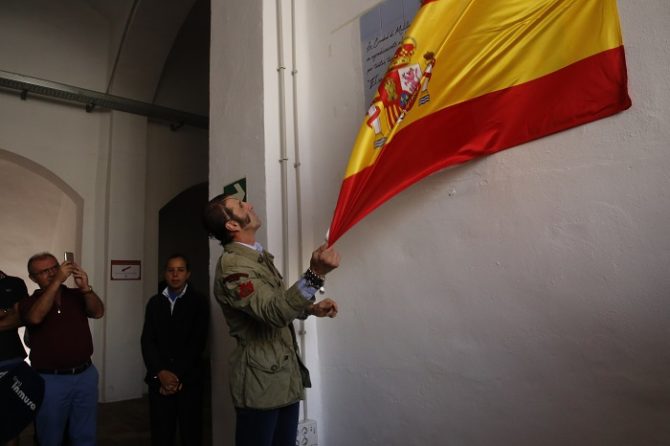 Padilla descubriendo una placa en la plaza de toros de Melilla.