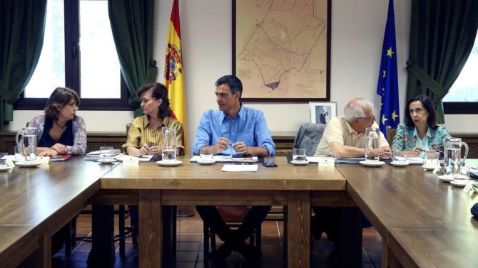 El presidente del Gobierno, Pedro Sánchez con su equipo.
