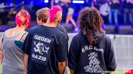 Contramanifestantes ultraizquierdistas.