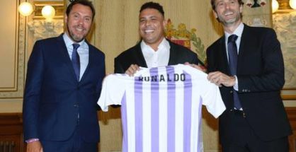 Ronaldo, junto al alcalde de Valladolid, Óscar Puente, y al presidente del club, Carlos Suárez.