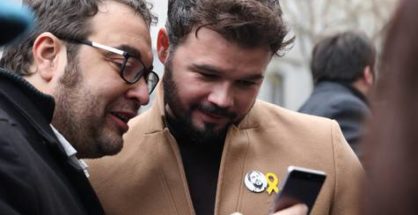 Una delegación de ERC encabezada por el portavoz adjunto de ERC en el Congreso, Gabriel Rufián (i), y el vicesecretario general de coordinación interna de la formación, Isaac Peraire (i), se concentra frente a las puertas del Tribunal Supremo, para apoyar al presidente del partido, Oriol Junqueras.