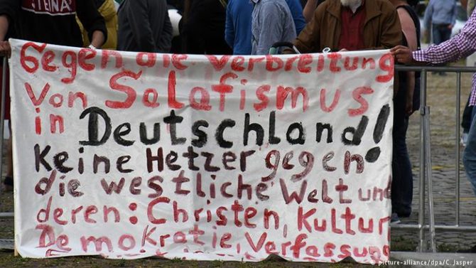 Contra la difusión del salafismo en Alemania, una pancarta de protesta en Bremen.