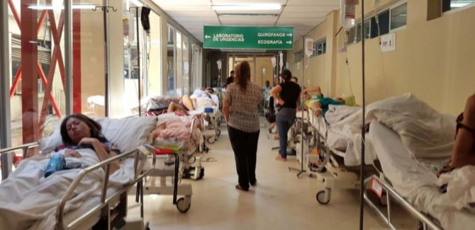 Pacientes españoles tienen que permanecer en el pasillo de un hospital