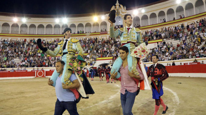 Padilla y Fortes salen a hombros de la plaza de toros de Melilla.