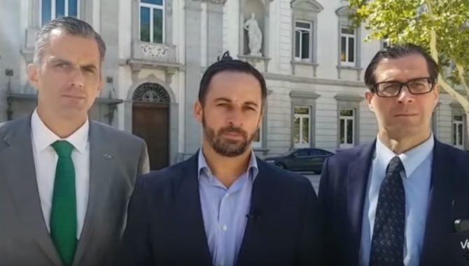 Santiago Abascal, presidente de Vox, Javier Ortega, su secretario general, y Pedro Fernández, su vicesecretario jurídico