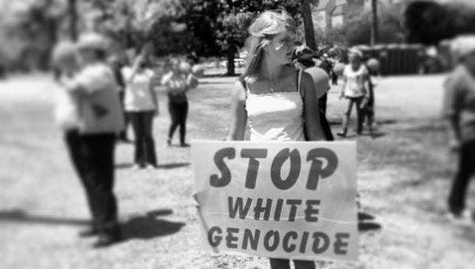 Una joven surafricana pide que se ponga fin al genocidio que sufe la población de raza blanca.
