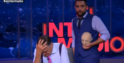 Wyoming y Dani Mateo con la cabeza de Franco. / LaSexta