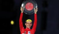 Simon Yates celebra su triunfo en la Vuelta.