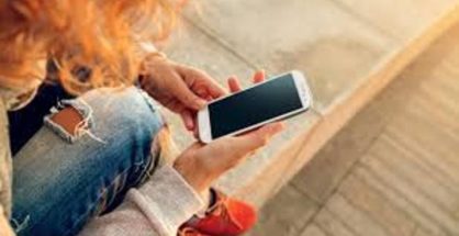 Una chica con un teléfono en una imagen de archivo