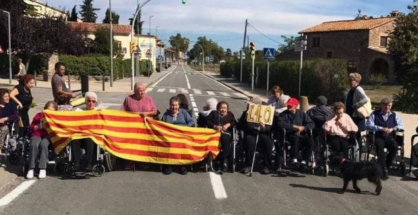 El grupo de ancianos de la residencia Llorens Pressegué cortando la carretera - TWITTER