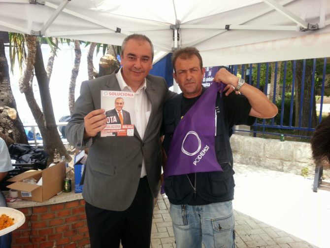 Un militante de Podemos posando con Armando Robles en la campaña para las elecciones municipales en Málaga.