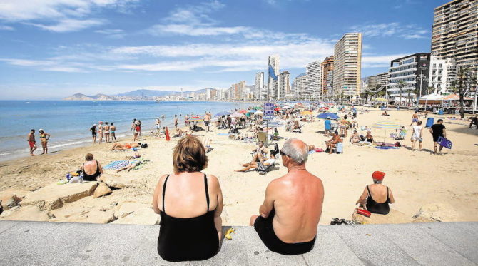 Turistas en Benidorm, en una imagen de archivo.