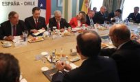 Imagen del presidente de la CEOE, Juan Rosell, en una reunión esta semana con el presidente de Chile.