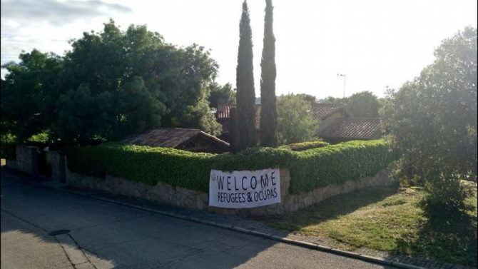 Imagen del chalé de Pablo Iglesias con una pancarta dando la bienvenida a los refugiados.