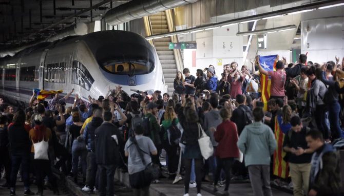 Los CDR cortando las vías del tren.