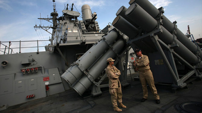 Miembros de la Armada de EE. UU. a bordo del destructor USS Higgins