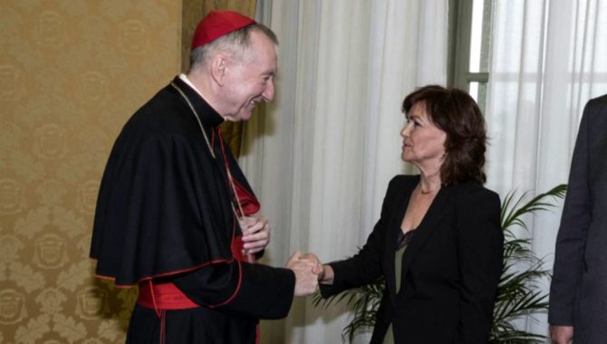 El secretario de Estado de la Santa Sede, Pietro Parolin y la vicepresidenta del Gobierno, Carmen Calvo