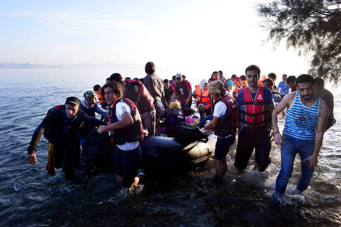 Un grupo de inmigrantes llega a la isla griega de Kos luego de cruzar el Egeo desde Turquía en una lancha de caucho. 15 de agosto de 2015. 