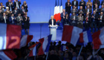 Marine Le Pen (en el estrado), publicó tuits críticos con el grupo terrorista Estado Islámico que incluían imágenes de sus víctimas. Por eso, fue acusada de "difundir imágenes violentas", y un tribunal ordenó que fuera sometida a evaluación psiquiátrica para determinar si está cuerda.