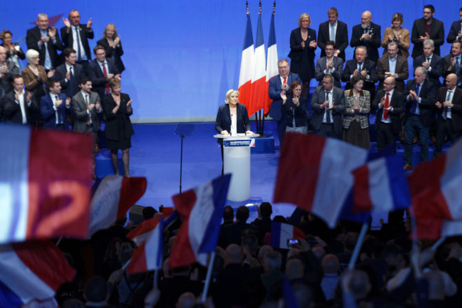 Marine Le Pen (en el estrado), publicó tuits críticos con el grupo terrorista Estado Islámico que incluían imágenes de sus víctimas. Por eso, fue acusada de "difundir imágenes violentas", y un tribunal ordenó que fuera sometida a evaluación psiquiátrica para determinar si está cuerda. 