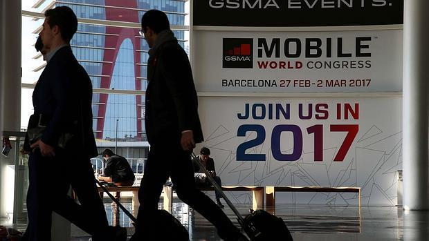 Varios asistentes durante la pasada edición del Mobile World Congress de Barcelona