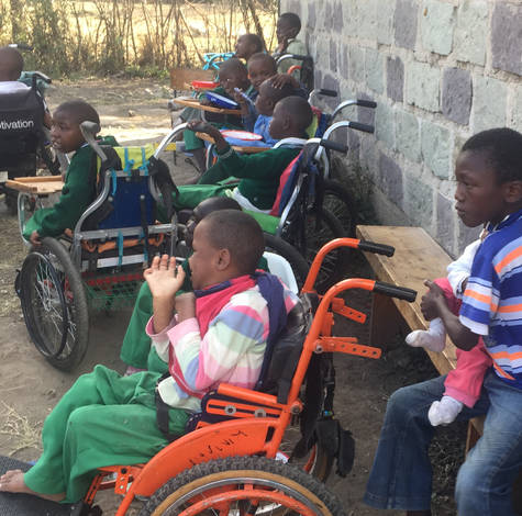 Niños con discapacidades, atados a sillas de ruedas en un orfanato de Kenia