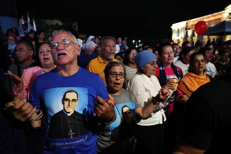 Cientos de feligreses se congregan en El Salvador para celebrar la santificación de Óscar Romero