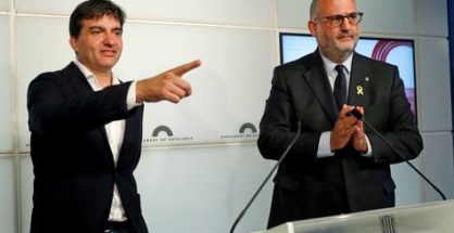 El portavoz de ERC, Sergi Sabrià, y el de JxCat, Eduard Pujol, explicando el acuerdo