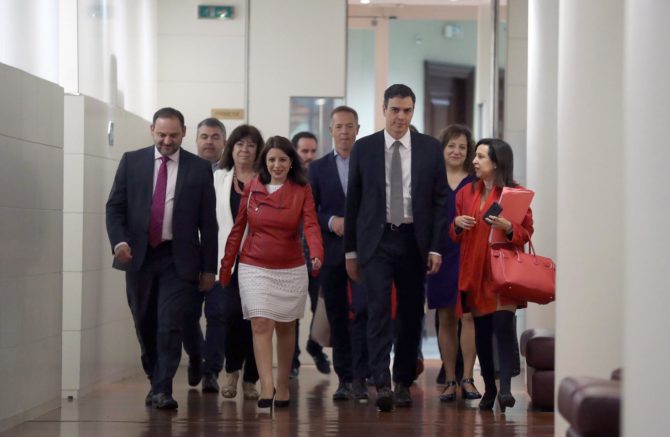 Pedro Sánchez, con la plana mayor del PSOE