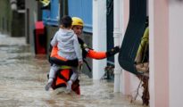 Bomberos trabajan en las operaciones de erescate después de las inundaciones en Trèbes (Francia).