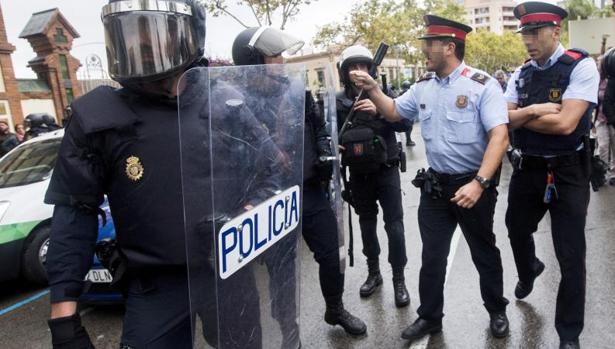 Mossos d'Esquadra y agentes de la Policía Nacional, el 1 de octubre de 2017 en Hospitalet de Llobregat