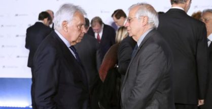 El ministro de Asunto Exteriores Josep Borrell (d), y el expresidsente del gobierno de España Felipe González