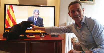 Josep Anglada, con su mascota en su casa de Vic.