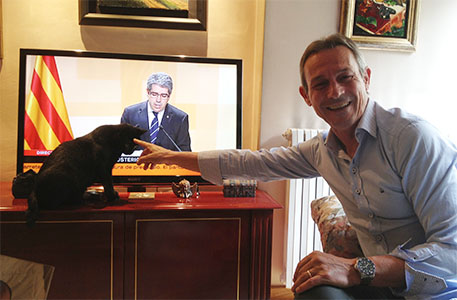 Josep Anglada, con su mascota en su casa de Vic.