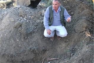 Luis Avial, director de Condor Georadar, muestra los huesos hallados en la fosa.