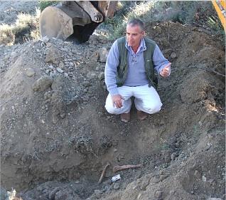 Luis Avial, director de Condor Georadar, muestra los huesos hallados en la fosa. 