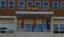 Banderas en la entrada de la Casa Consistorial de Mejorada, y sobre ellas, la que ha colocado el PP en su despacho