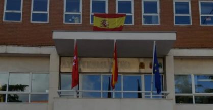 Banderas en la entrada de la Casa Consistorial de Mejorada, y sobre ellas, la que ha colocado el PP en su despacho