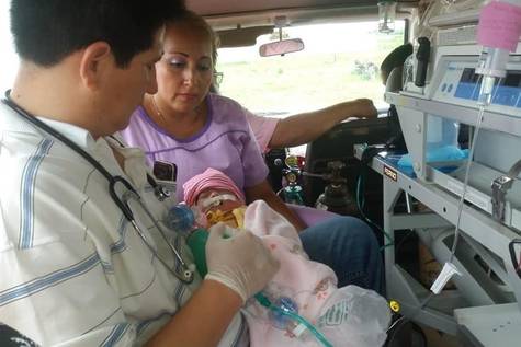 Fotografía cedida por el Ministerio de Salud de Bolivia de la evacuación de la bebé.