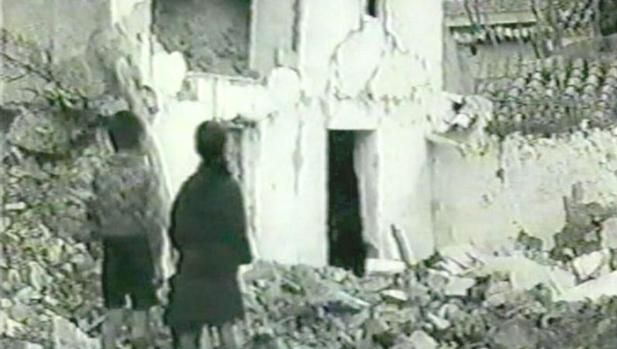 Unos nños observan parte de la destrucción de Cabra, Córdoba, tras los bombardeos republicanos