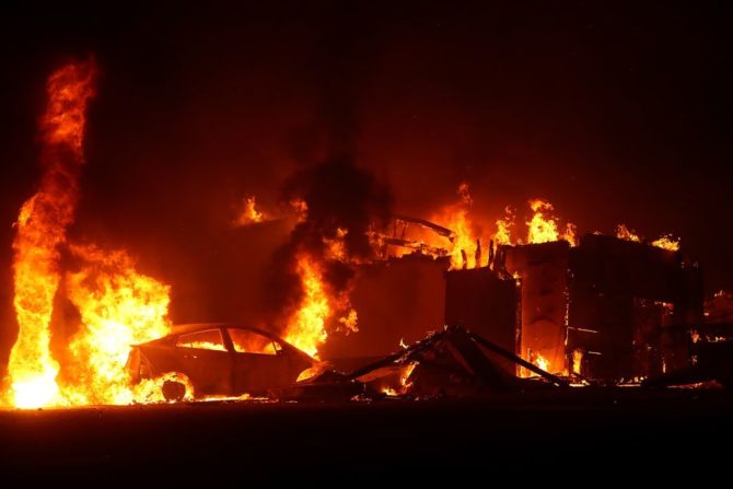 El incendio Camp destruye Paradise, un pueblo en el norte de California