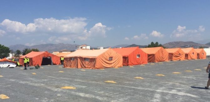Campamento de atención a extranjeros en el Puerto de Motril (Granada)