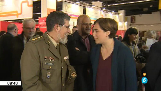 Colau indica a un militar que no es bienvenido en el Salón de educación