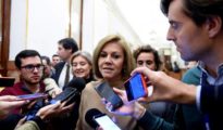 Mª Dolores de Cospedal responde a la prensa.