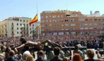 Traslado del Cristo de la Buena Muerte por La Legión el Jueves Santo en Málaga.