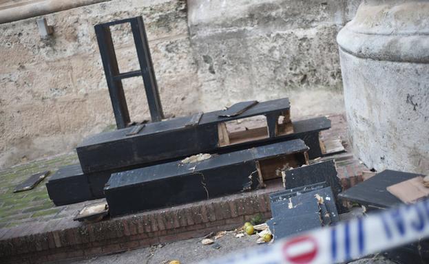 Así ha quedado la cruz de los caídos del patio de los Naranjos de la Catedral de Málaga (Sur)