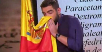 Dani Mateo ultrajando la bandera.