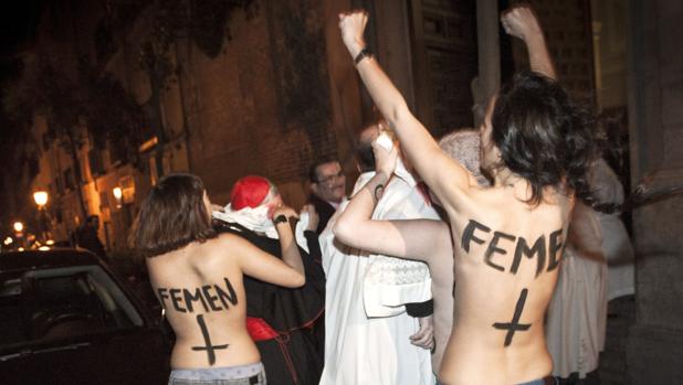 Dos activistas de Femen, en un ataque contra la Iglesia en Madrid